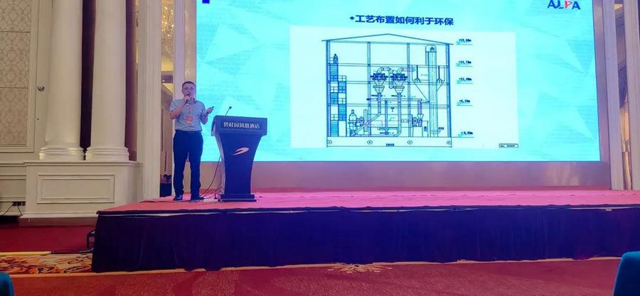 劉文偉副總經(jīng)理講解“工藝布置如何利于環(huán)?！?